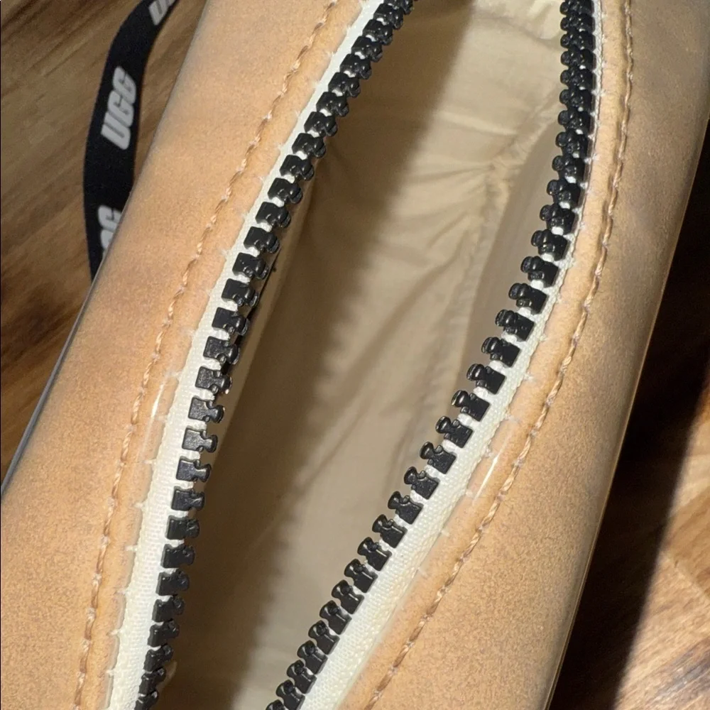 UGG JANEY II CLEAR SHEEPSKIN CROSSBODY BAG WITH MULTIWAY STRAP - Picture 7 of 10